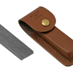 Marttiini Sharpening Stone, 1511010, Leather Sheath, Grey, Schleifstein Körnung 1000 6 Marttiini Sharpening Stone, 1511010, Leather Sheath, Grey, Schleifstein Körnung 1000 -Koch Klingen Verkaufsgeschäft MT1511010 02 martiini scaled